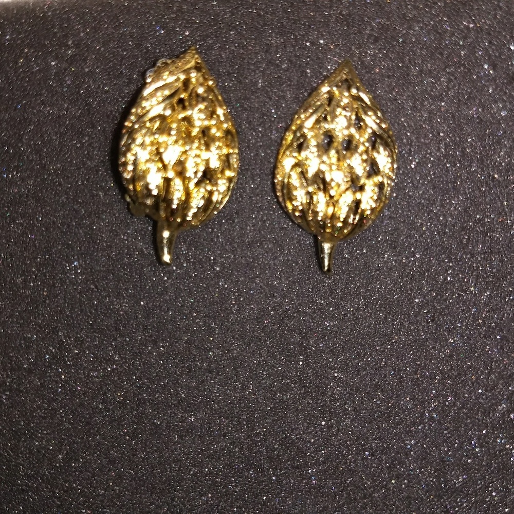 60's Vintage Gold Leaf clip on earrings